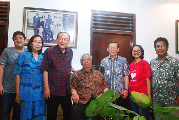 Pdt T L Henoch (no 3 dari kiri), Pdt Ajoeb (no 4 dari kiri)