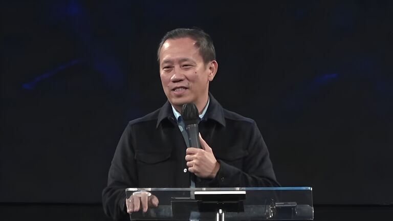 Pdt Sukirman Pardi dalam Ibadah Raya, Minggu, 21 Desember 2025, di GBI Danau Bogor Raya.