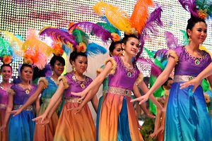 Para penari memeriahkan perayaan Natal 2010