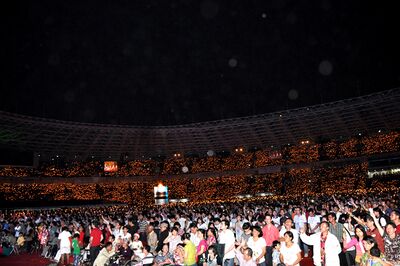 Gelora Bung Karno menjadi lautan lilin