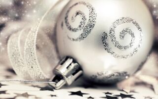 Berkas:Silver-ball-white-ribbon-Christmas.jpg