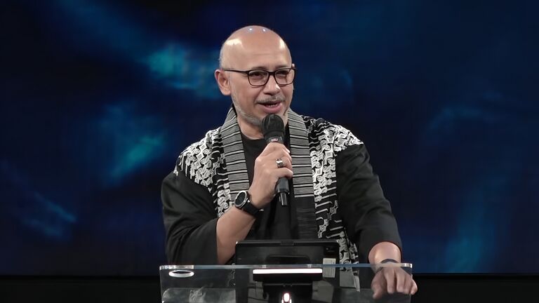 Pdt Fess Montezuma, SH, MA, CBC dalam Ibadah Raya, Minggu, 25 Januari 2026, di GBI Danau Bogor Raya.