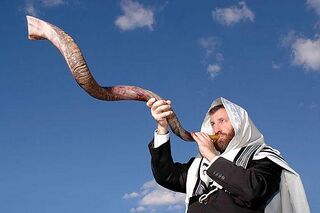 Berkas:Peniup Shofar.jpg