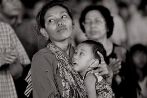 Jemaat memuji Tuhan dalam Kebaktian Kesembuhan Ilahi