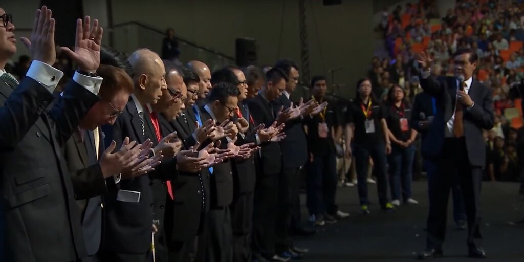 Pengurapan Tim Teologi oleh Pdt Dr Ir Niko Njotorahardjo dalam MDPJ di SICC pada 06 April 2019