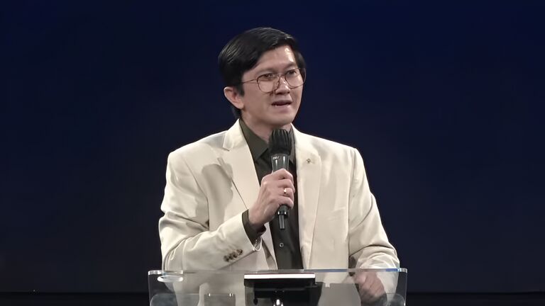 Pdt Chris Silitonga, MEd dalam Ibadah Raya, Minggu, 23 November 2025, di GBI Danau Bogor Raya.